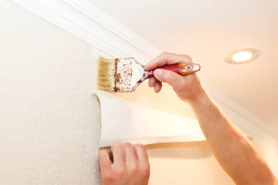 Pose de papier peint à Plumergat — revêtements muraux et toiles de verre
